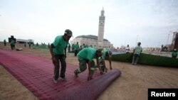 Des ouvriers posent un tapis de prière avant le jour saint Laylat al-Qadr lors du ramadan, à Casablanca, au Maroc, le 13 juillet 2015.