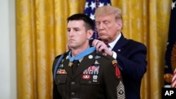 Президент Трамп вручає "Медаль Пошани" Томасу Пейну