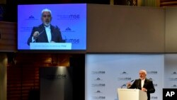 Menlu Iran Mohammad Javad Zarif berbicara di Munich, Jerman hari Minggu (17/2). 