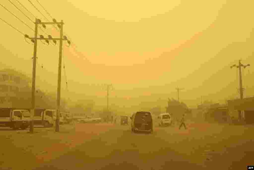 La tempête de sable envahie les rues de Khartoum, au Soudan, le 29 mars 2018.