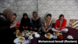 Sima Azimi (kiri), 20, seorang pelatih di klub Shaolin Wushu, makan siang bersama murid-muridnya di sebuah restoran di Kabul, Afghanistan 2 Februari 2017. (Foto: Reuters/Mohammad Ismail)