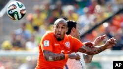 El centrocampista Nigel de Jong se ha recuperado de una lesión en la ingle.