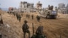 以色列军方2024年1月2日发布照片显示以军士兵正在加沙地带行进。