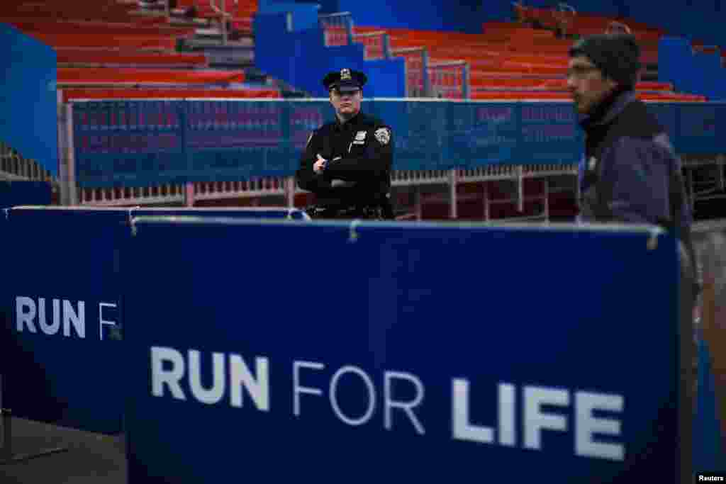 Polisi New York berjaga-jaga dalam upacara pengecatan garis maraton di Central Park (30/10).(Reuters/Eduardo Munoz)