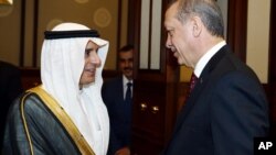 Президент Турции Реджеп Тайип Эрдоган и министр иностранных дел Саудовской Аравии Адель аль-Джубейр (архивное фото) 
