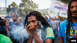 Des dizaines de milliers de Sud-Africains participent à la marche pour la légalisation du cannabis, au Cap, Afrique du Sud, 7 mai 2016. epa / NIC Bothma