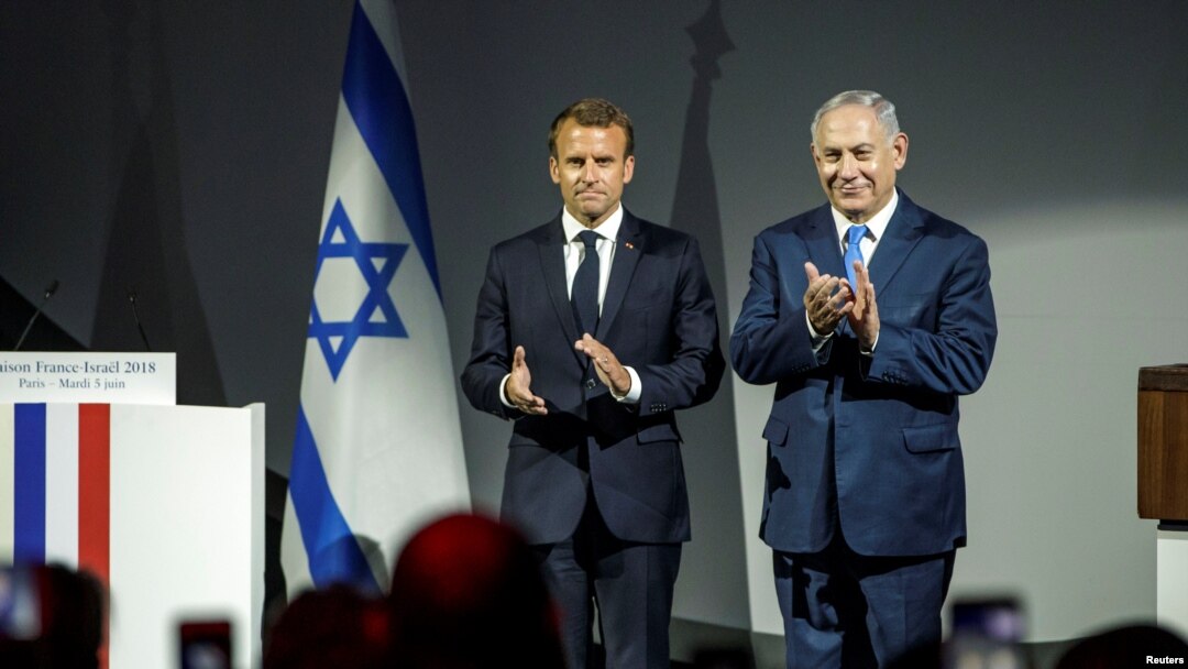 Presiden Perancis Emmanuel Macron dan Perdana Menteri Israel Benjamin Netanyahu saat menghadiri upacara pembukaan acara musim Perancis-Israel di Paris, Perancis, 5 Juni 2018. (Foto: dok).