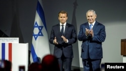 Presiden Perancis Emmanuel Macron dan Perdana Menteri Israel Benjamin Netanyahu saat menghadiri upacara pembukaan acara musim Perancis-Israel di Paris, Perancis, 5 Juni 2018. (Foto: dok).