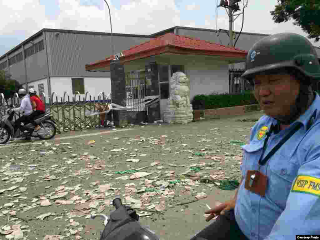 Para demonstran menyasar daerah industri di Binh Duong, membakar material, komputer dan peralatan serta mesin lainnya.