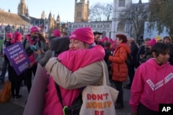 Para pengunjuk rasa berkumpul di depan Parlemen di London, Jumat, 29 November 2024 saat anggota parlemen Inggris memberikan persetujuan awal terhadap RUU Eutanasia. (Alberto Pezzali/AP)