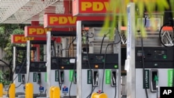 ARCHIVO - Bombas de gasolina cerradas en una gasolinera de PDVSA en Caracas, en septiembre de 2020.