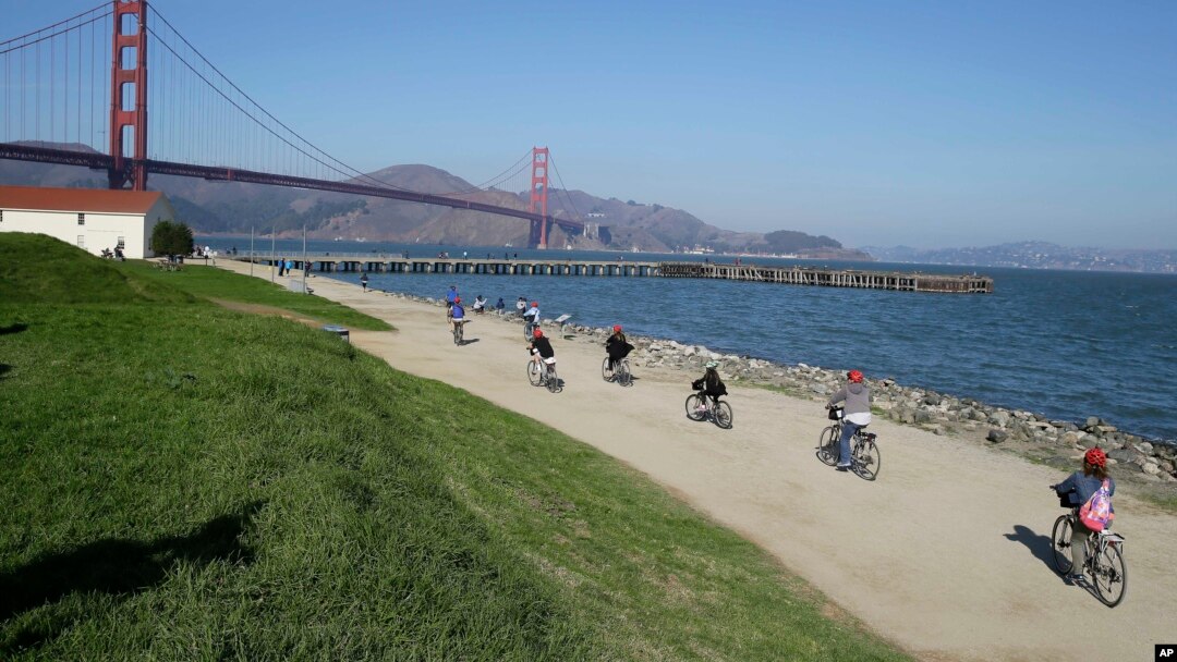 Kelompok sayap kanan "Patriot Prayer" akan melakukan rapat umum di Crissy Field, dekat jembatan Golden Gate, San Francisco (foto: dok). 
