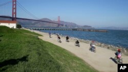 Kelompok sayap kanan "Patriot Prayer" akan melakukan rapat umum di Crissy Field, dekat jembatan Golden Gate, San Francisco (foto: dok). 