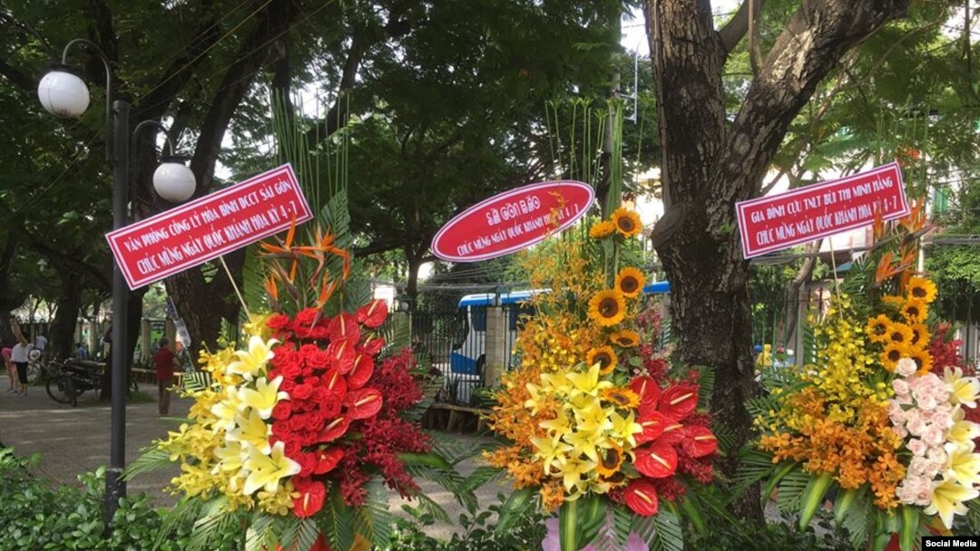 Lẵng hoa mừng Ngày Độc lập 4/7 Hoa Kỳ của cựu tù nhân lương tâm Bùi Thị Minh Hằng (bên phải). (Ảnh Facebook Bùi Thị Minh Hằng)