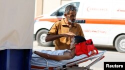 Medicinski radnici čekaju da prevezu povrijeđene Palestince koji će se liječiti u egipatskim bolnicama, na graničnom prijelazu Rafah, u južnom pojasu Gaze