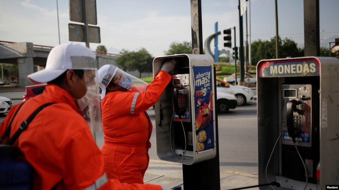 Petugas melakukan penyemprotan disinfektan di kawasan publik sebagai bagian dari langkah-langkah melawan penyebaran virus COVID-19 di Escobedo, pinggiran Monterrey, Meksiko, 28 Maret 2020. (Foto: dok).