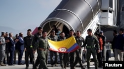 La gente desembarca de un vuelo humanitario que llegó desde el Líbano, en la base aérea militar de CATAM, en Bogotá, Colombia, el 3 de octubre de 2024.