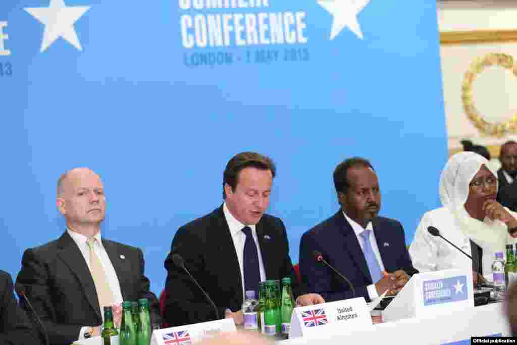 Waziri wa mambo ya nchi za nje wa Uingereza William Hague,akika kulia kwa waziri mkuu wa Uingereza&nbsp; David Cameroon, na Rais Hassan Sheikh Mahamud wakati wa mkutano wa wafadhili mjini London may 7, 2013 (Photo/Yusuuf H.. Aadan).