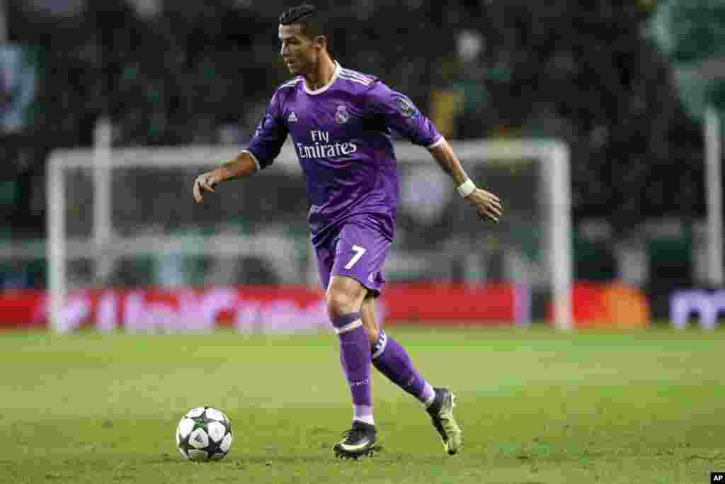 پیرس میں ایوارڈ وصول کرتے ہوئے رونالڈو کا کہنا تھا کہ &quot;یہ میرے لیے اعزاز ہے کہ میں چوتھی مرتبہ گولڈن بال وصول کر رہا ہوں۔