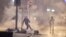 Les manifestants affrontent les forces de sécurité dans la banlieue d'Ettadhamen, à la périphérie nord-ouest de la capitale tunisienne, Tunis, le 17 janvier 2021.