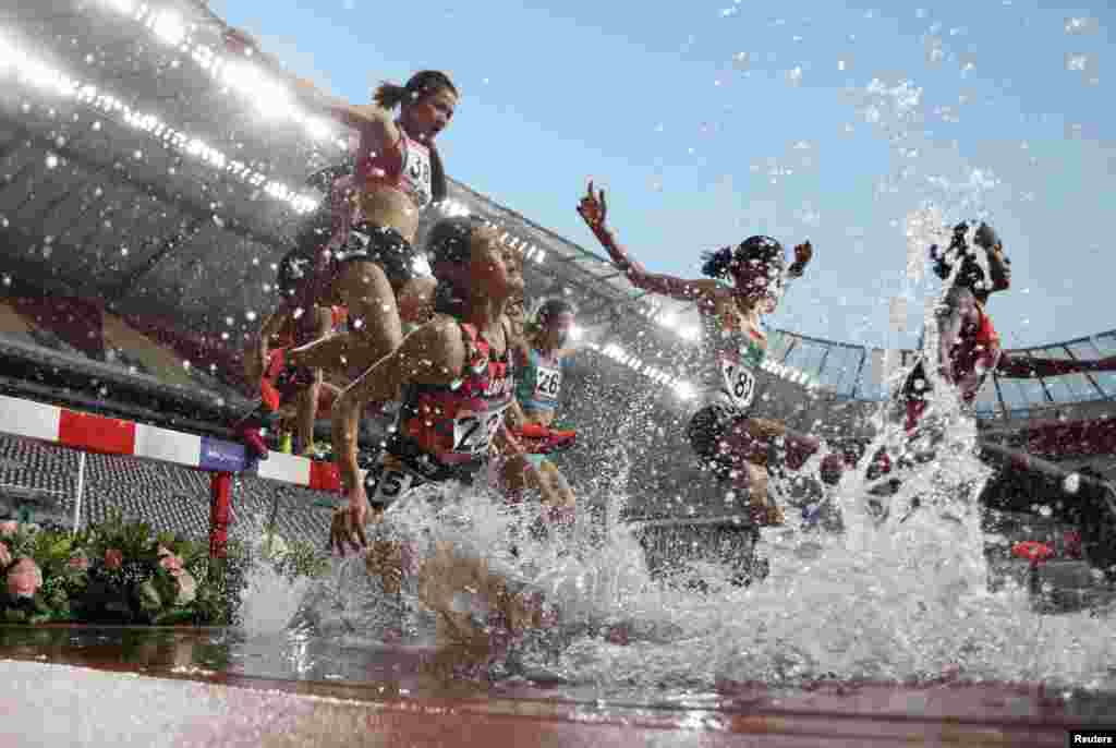 Athletes compete in the women&#39;s 3000m Steeplechase final during&nbsp; the 23rd Asian Athletics Championships at Khalifa International Stadium in the Qatari capital Doha