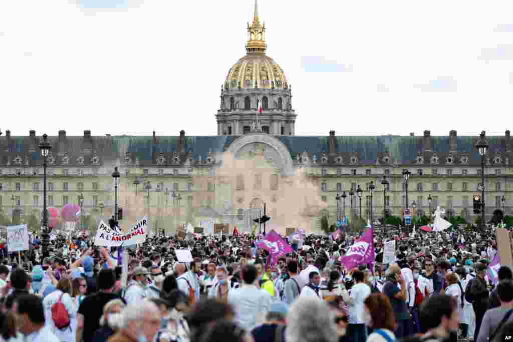 گروهی از کارگران بیمارستانی روز سه‌شنبه در شهر پاریس پایتخت فرانسه تجمع اعتراضی برگزار کردند. آنها می‌گویند مستحق حقوق بیشتری هستند. 