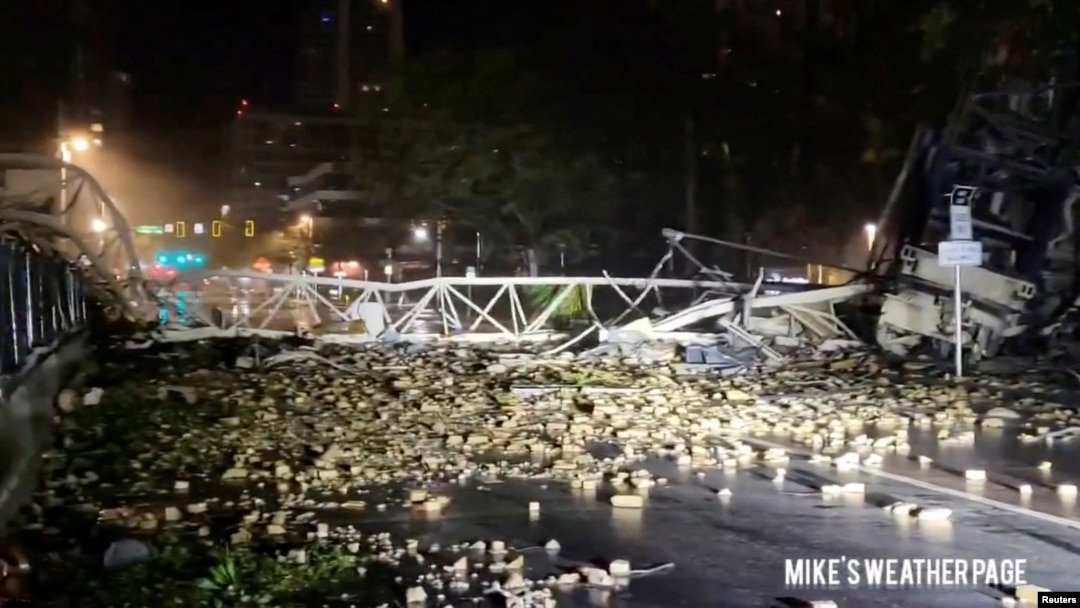 Krhotine su razbacane po ulici nakon kolapsa dizalice, tokom obilnih padavina i jakih vjetrova uzrokovanih uraganom Milton, u St. Petersburgu, Florida, SAD, 9. oktobra 2024.