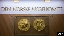 ARCHIVO - Una fotografía tomada el 25 de septiembre de 2024 en Oslo, Noruega, muestra réplicas del anverso y el reverso de la medalla del Premio Nobel de la Paz exhibida en el Instituto Nobel Noruego.