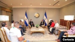 Reunión de siete alcaldes hondureños con el presidente de El Salvador, Nayib Bukele, en San Salvador, en que este último prometió donar vacunas contra COVID-19. Foto cortesía de los alcaldes hondureños. 