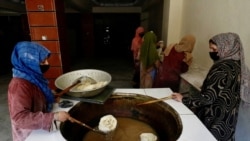 Sejumlah perempuan Afghanistan tampak menggoreng kue trasional di sebuah toko kue di Kabul, Afghanistan, pada 5 Mei 2024. (Foto: Reuters/Sayed Hassib)