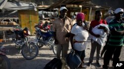 Yon group rapatriye ayisyen ki rive nan boukl Malpas (Ayiti) tou pre Jimani (Repiblik Dominikèn)