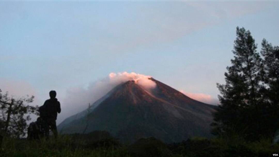 Gunung Merapi masih meletus disertai dentuman keras (Senin, 1 November)