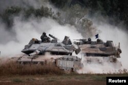 Tank Israel bermanuver di dekat perbatasan setelah memasuki Israel dari Gaza, di tengah konflik Israel-Hamas, terlihat dari Israel, 4 Juli 2024. (Foto: REUTERS/Amir Cohen)