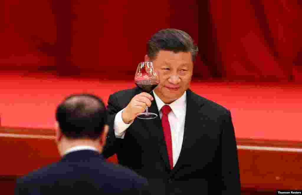 베이징 인민대회당에서 열린 건국 71주년 축하 행사에서 시진핑 중국 국가주석이 와인잔을 들어 올리며 행사에 참석한 정부 관료들과 인사를 나누고 있다. 