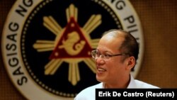 Presiden Filipina Benigno Aquino berpose di depan lambang kepresidenan di Manila, Filipina, 2 Juli 2012. (Foto: Erik De Castro/Reuters/arsip) Aquino wafat dalam usia 61 tahun di rumah sakit, Kamis, 24 Juni 2021. 