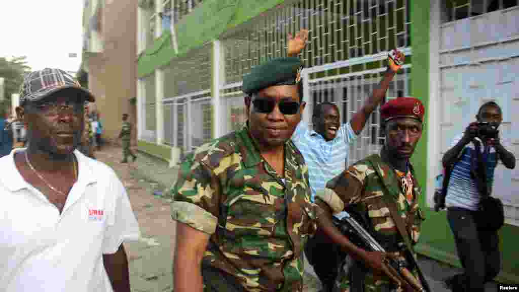 Le général major Godefroid Niyombare (centre) à son arrivée à la Radio Publique Africaine (RPA) où il a prononcé son discours mercredi 13 mai 2015 à Bujumbura, au Burundi.