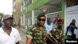 Le général Godefroid Niyombare (au centre) à son arrivée à la Radio publique africaine au début de la tentative de putsch le 13 mai 2015. 