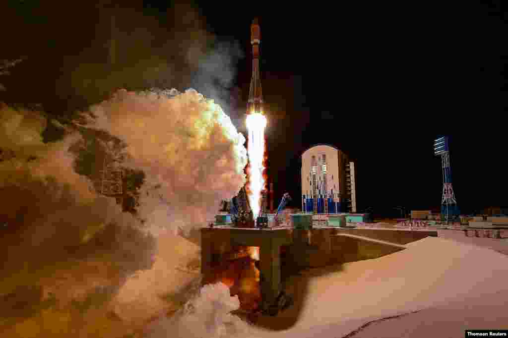 영국 기업의 &#39;원웹(OneWeb)&#39; 위성을 탑재한 러시아의 소유즈 로켓이 러시아 아무르 지역의 코스모드롬 기지에서 발사됐다. 