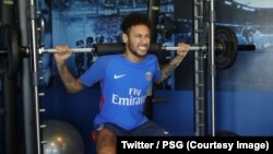 Neymar en salle sur différents appareils de musculation, au centre d'entraînement de Paris Saint-Germain, Paris, 5 mai 2018. (Twitter/PSG)