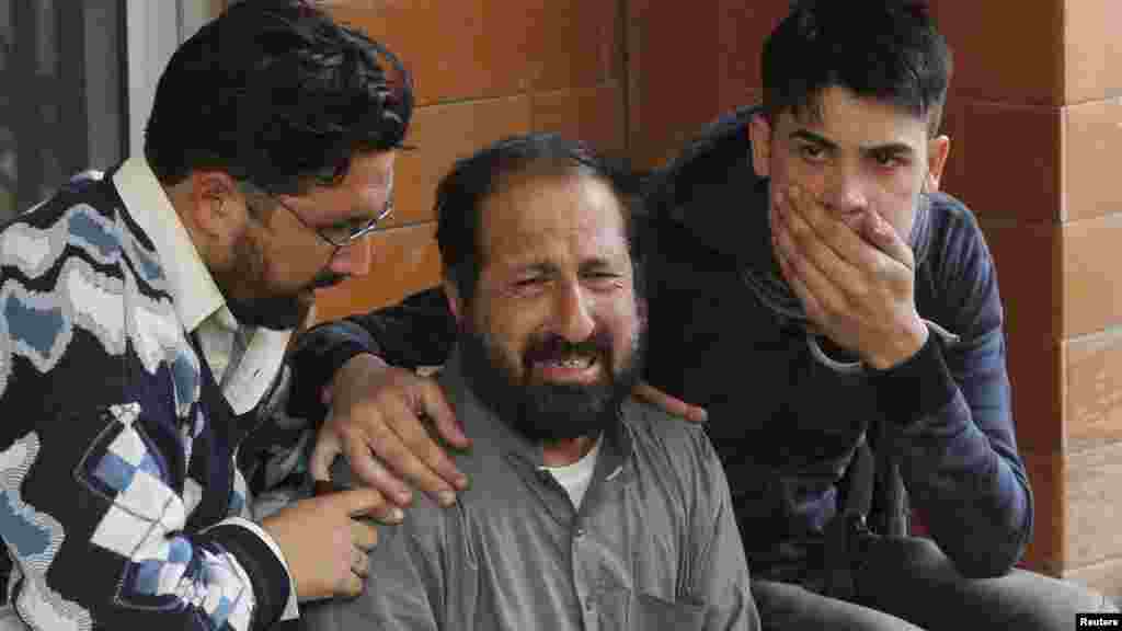 Des parents pleurent après une attaque par des hommes armés talibans sur l&#39;école publique de l&#39;Armée à l&#39;hôpital Lady Reading à Peshawar, le 16 décembre 2014.