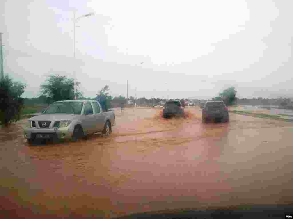 Angola, Luanda. As estradas completamente alagadas não travam os automobilistas, à entrada do Kilamba. A chuva na capital cai desde há uma semana. 29 de Abril 2014