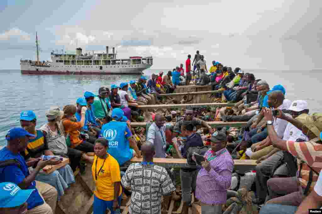 10. Burundi: 439.300 orang pada 2018, naik dari 387.900 pada 2017. Pengungsi Burundi yang melarikan diri kekerasan berlayar menuju MV Liemba, kapal PBB di pangkalan Kagunga, di pinggir Danau Tanganyika, dekat Kigoma, Tanzania, 26 Mei 2015. (Foto: Plan Int