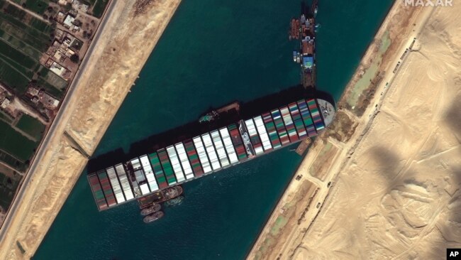 Hình ảnh vệ tinh cho thấy tàu chở hàng MV Ever Given bị mắc cạn tại Kênh Suez, gần thành phố Suez, Ai Cập, ngày 27/3/2021.