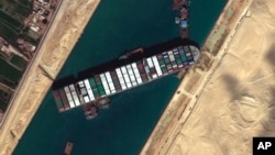 Foto udara saat kapal kargo raksasa "MV Ever Given" terjebak secara melintang di Terusan Suez, Mesir dan memblokade pelayaran selama berhari-hari (27/3).