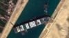 Cette image satellite de Maxar Technologies montre le cargo MV Ever Given coincé dans le canal de Suez près de Suez, en Égypte, le 27 mars 2021.