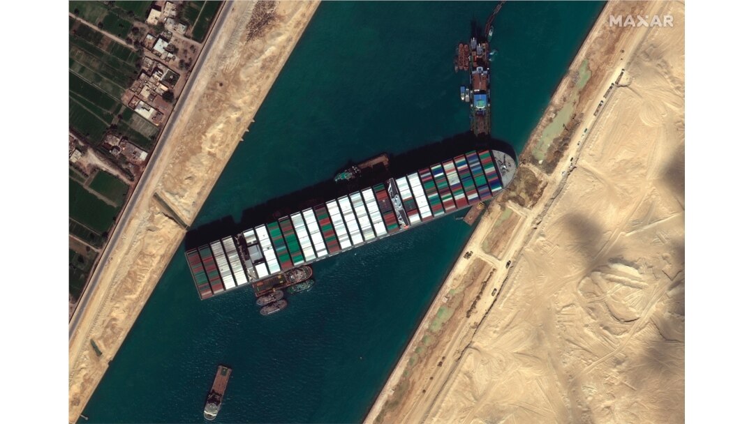 Citra satelit dari Maxar Technologies ini menunjukkan kapal kargo MV Ever Given terjebak di Terusan Suez dekat Suez, Mesir, 27 Maret 2021. (Foto: AP)