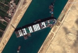 Citra satelit dari Maxar Technologies ini menunjukkan kapal kargo MV Ever Given terjebak di Terusan Suez dekat Suez, Mesir, 27 Maret 2021. (Foto: AP)