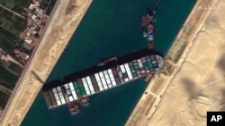 Satelitska fotografija pokazuje brod Ever Given zaglavljen u Sueckom kanalu, Egipat, 27. marta 2021.