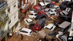 Des voitures empilées ont été emportées par les inondations à Valence, Espagne, le 30 octobre 2024.