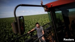 Arnaldo Zunizakae, pengelola pertanian di kawasan reservasi Pareci yang luas, berpose di ladang jagung dekat kota Campo Novo do Parecis, Brasil, 26 April 2018. (Foto: dok).